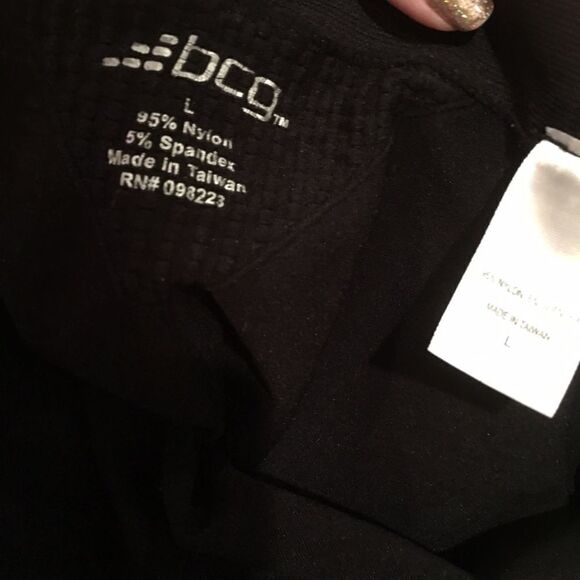 Capri Leggings w Side Dots & Ruched Legs - Picture 3 of 6